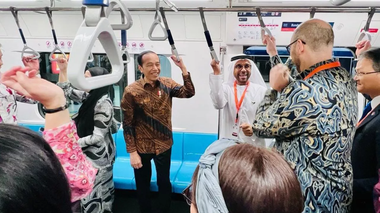 Jokowi Mengajak Dubes ASEAN Naik MRT Menuju Peluncuran Multi Trip Edisi Khusus