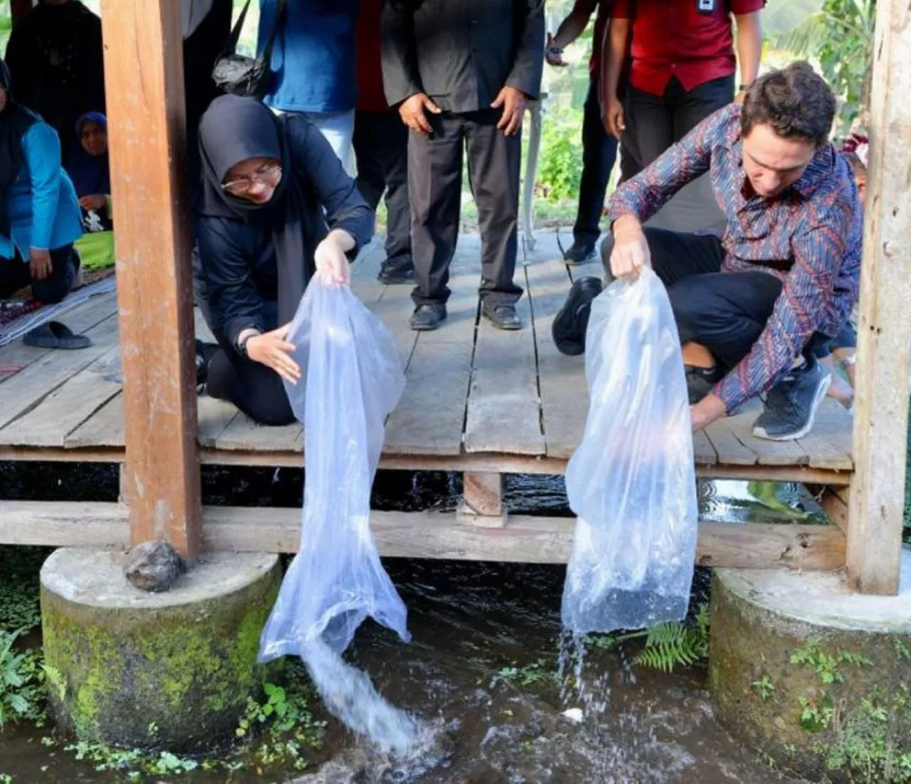 Bupati Ipuk Fiestiandani dan NGO Sungai Watch Sebar Jaring Penghalang Sampah