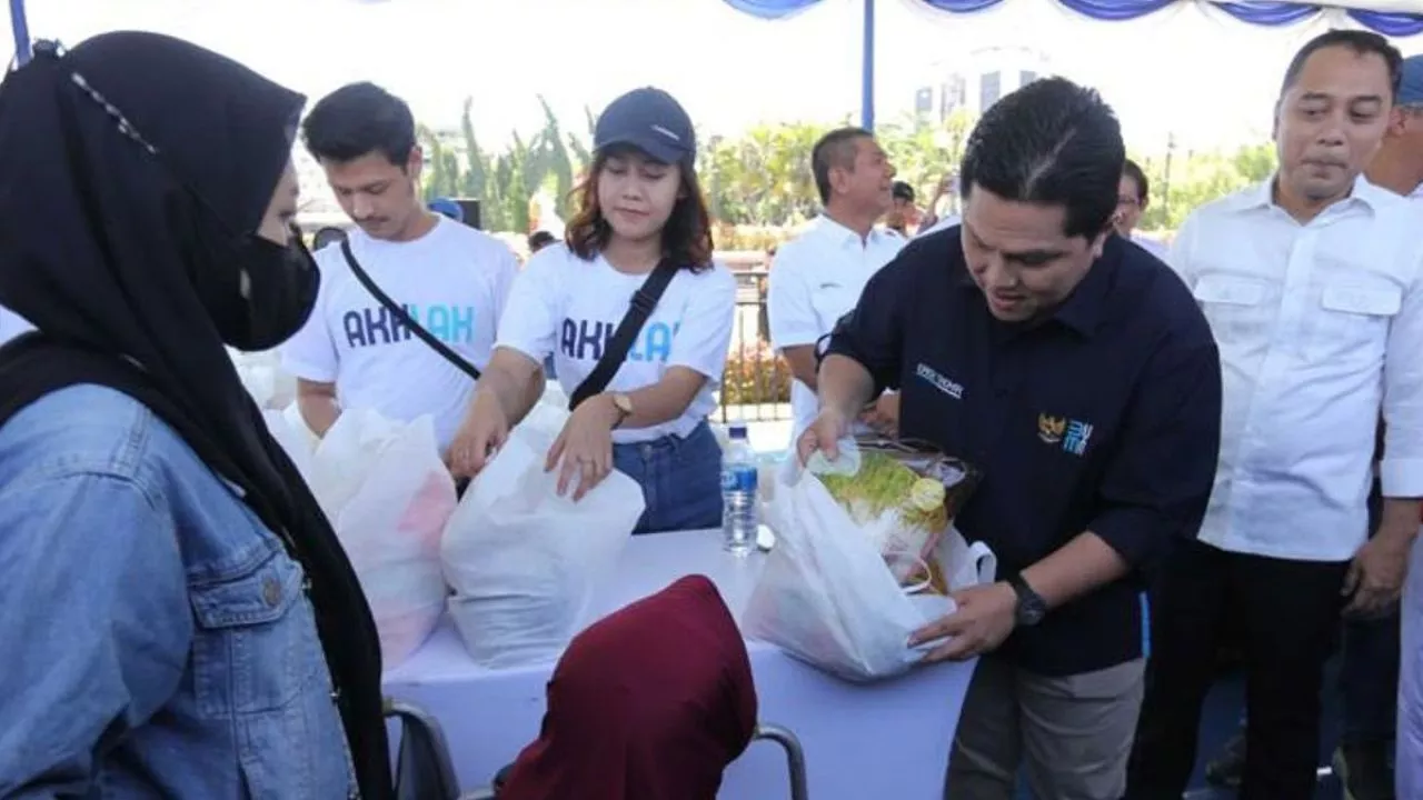 Erick Thohir dan Eri Cahyadi Gelar Pasar Murah di Lapangan Tugu Pahlawan
