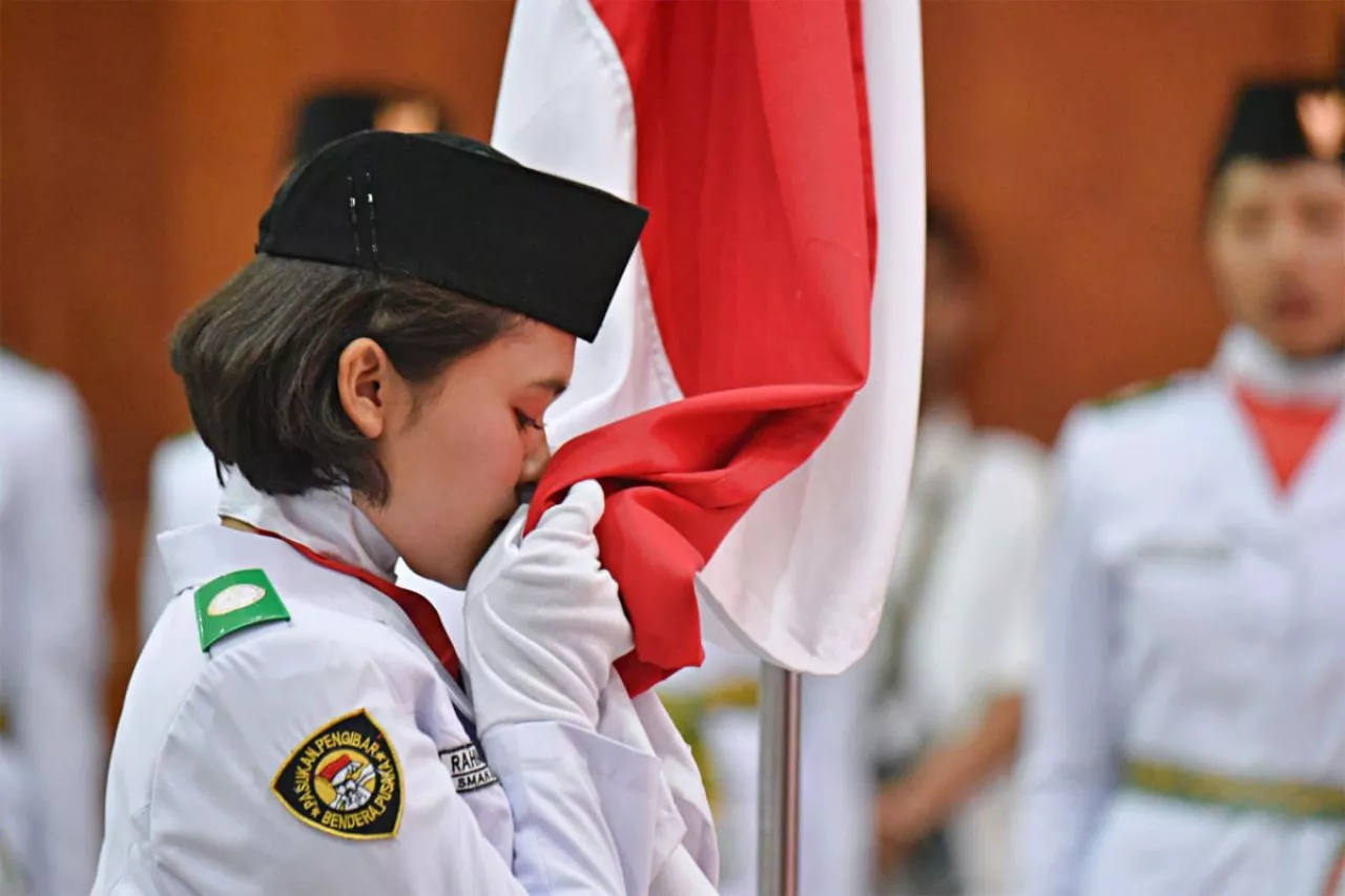 Eri Cahyadi Mengukuhkan 98 Anggota Paskibraka Kota Surabaya Tahun 2023