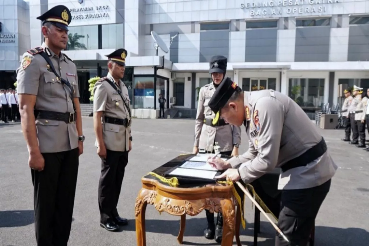 Kapolrestabes Surabaya Pimpin Upacara Sertijab Kabagops, Kasatreskrim dan Kapolsek Gununganyar