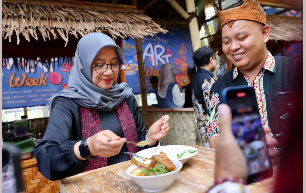 Ipuk Fiestiandani Santap Ayam Pedas di Festival Banyuwangi Artweek dan Kuliner