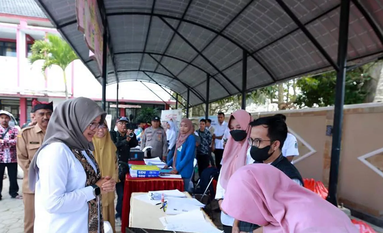 Bupati Ipuk Fiestiandani Salurkan Bantuan Wenak untuk Warung Rakyat