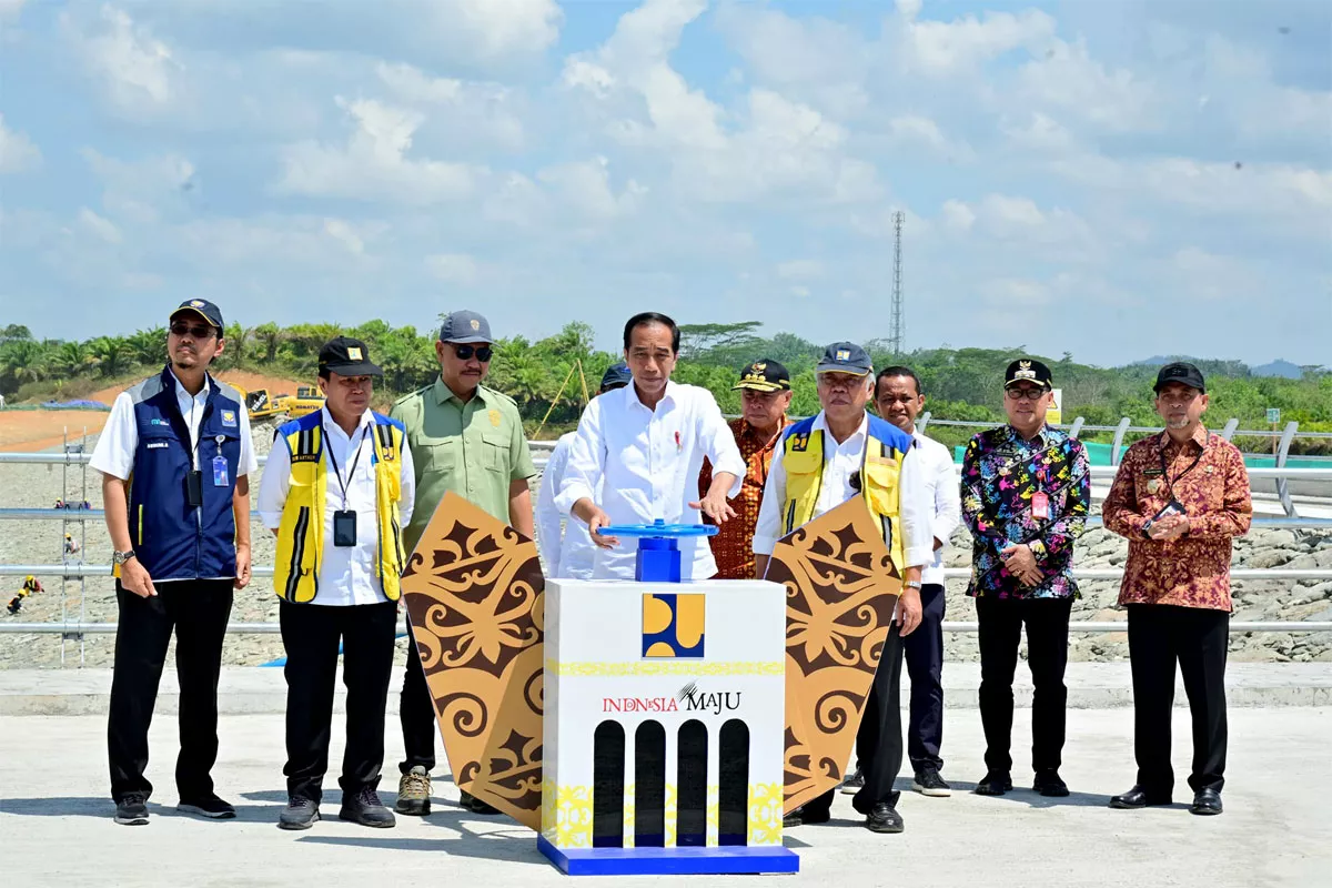 Jokowi Lakukan Pengisian Awal Bendungan Sepaku Semoi