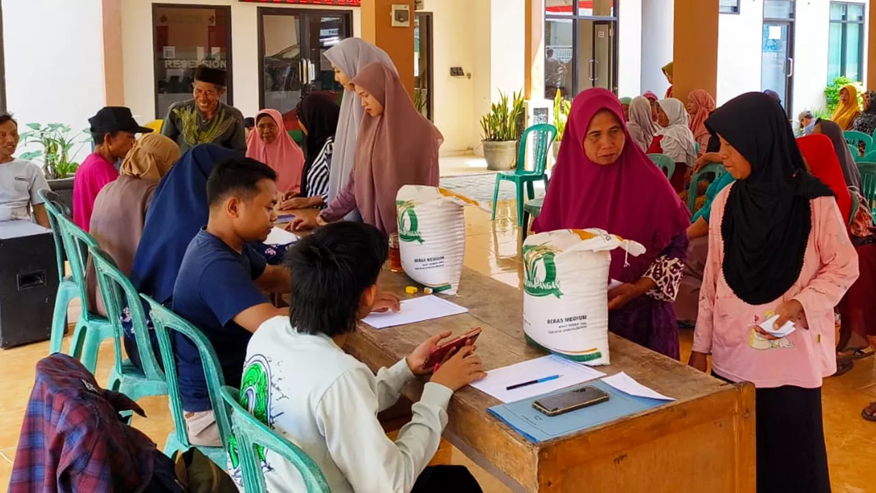 Pemkab Banyuwangi Serahkan Bansos pada Ribuan Warga