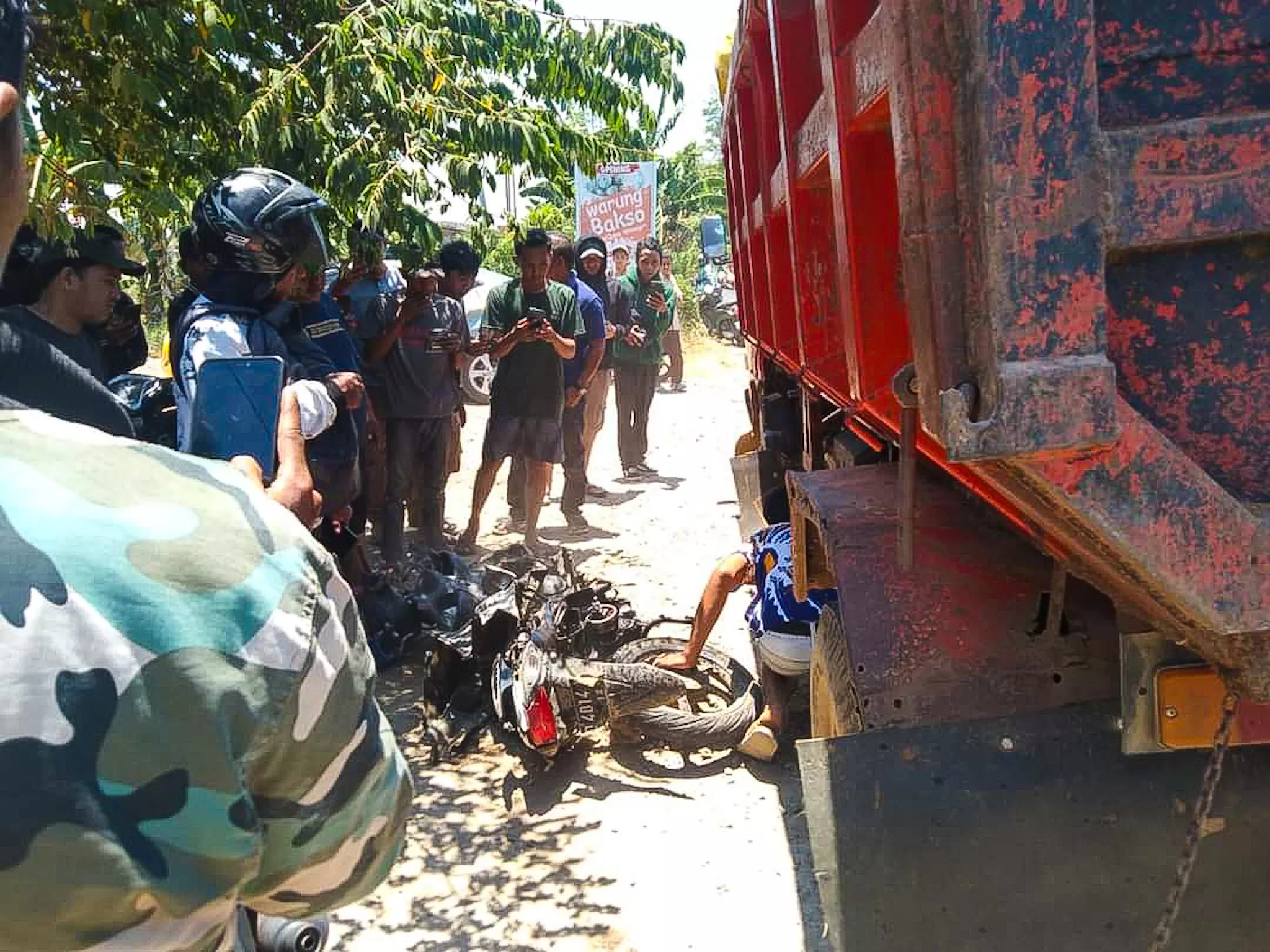 Laka di Maros, Motor Hancur Masuk Kolong Truk