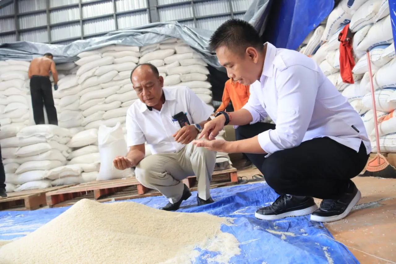 Wabup Ipat Pantau Gudang Bulog Penyaringan tanggapi kenaikan harga beras