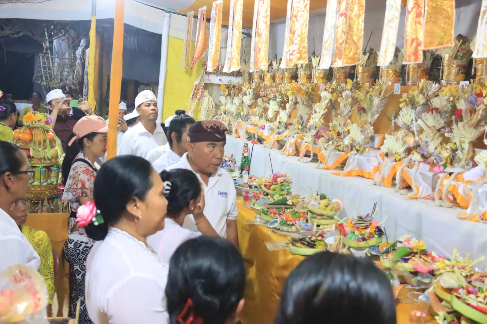 Diikuti 21 Sawe, Bupati Apresiasi Semangat Gotong Royong Ngaben Massal Banjar Munduk Kaliakah