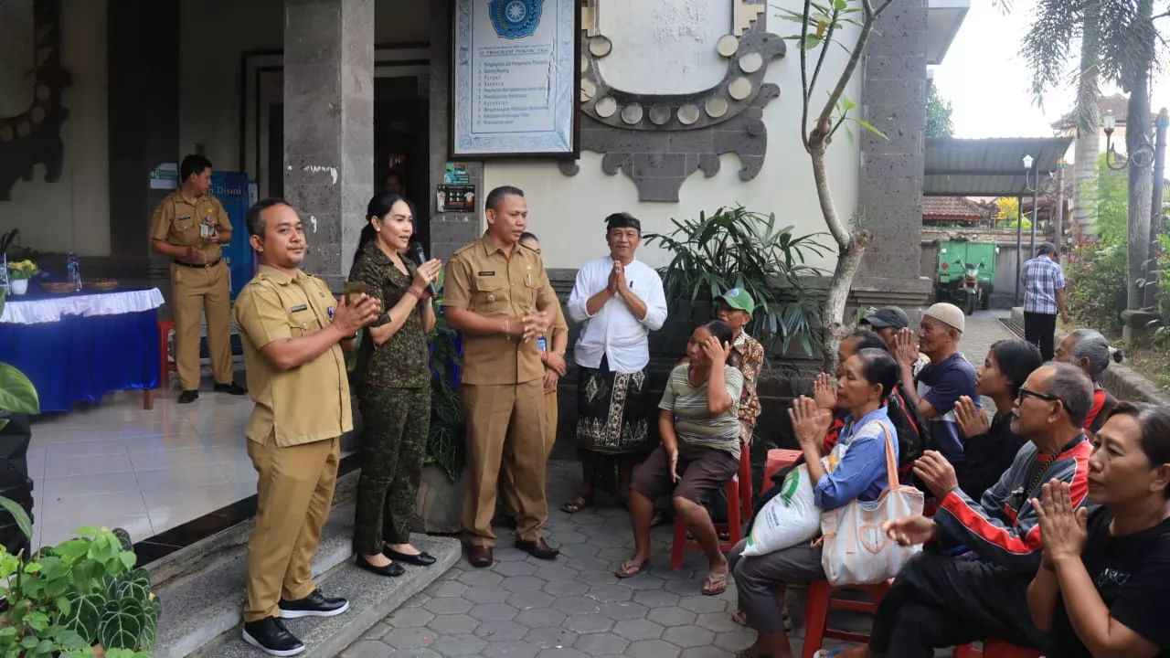 Pemkab Jembrana Kembali Salurkan Bantuan Cadangan Pangan Pemerintah (CPP)