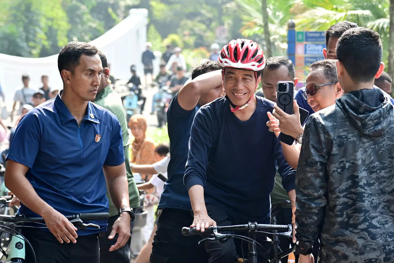 Libur Akhir Pekan, Jokowi Mengayuh Sepeda di Kebun Raya Bogor