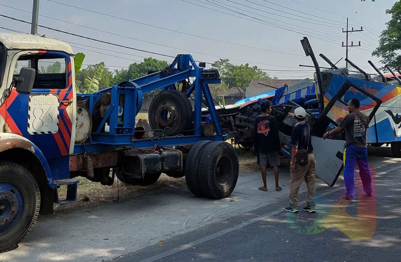 Kecelakaan Bus Maut di Ngawi, Tiga Orang Tewas dan 17 Orang Luka-luka