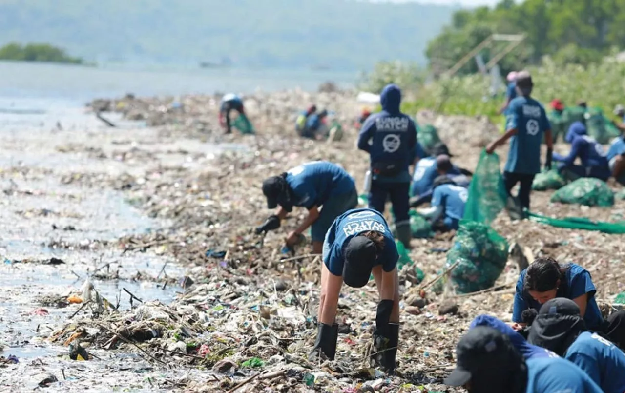 Pemkab Banyuwangi dan NGO Sungai Watch Gelar Big Clean Up Pantai Muncar