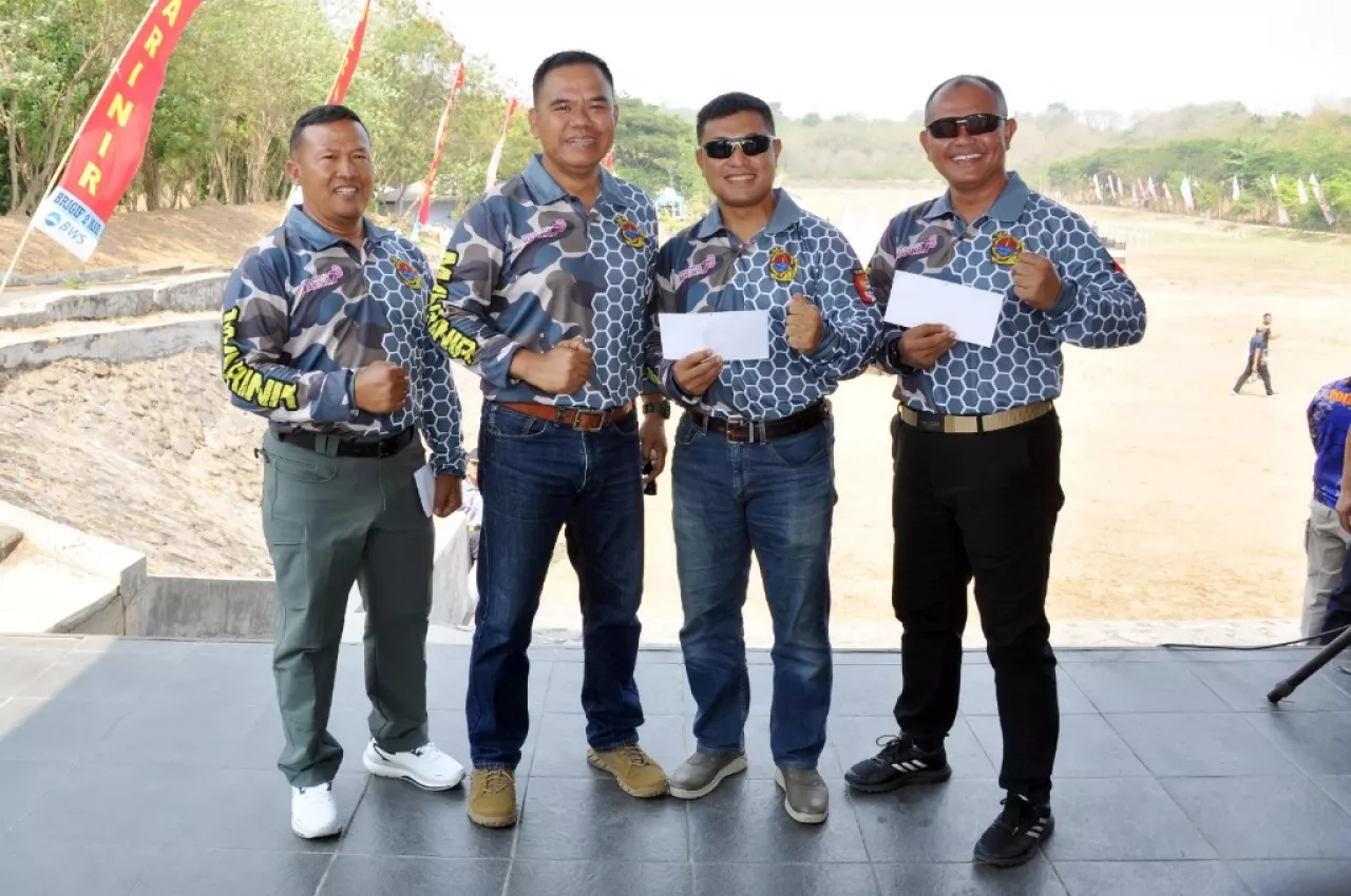 Danpasmar 2 Dampingi Dankormar Buka Lomba Tembak Di Karang Pilang