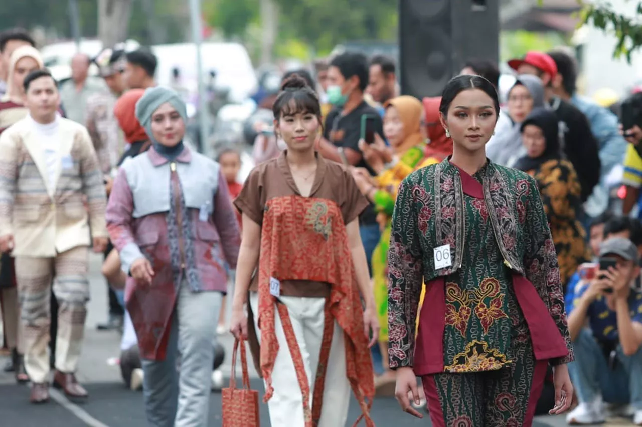 Ipuk Fiestiandani konsisten pada Batik Lokal dengan Menggelar Banyuwangi Batik Festival