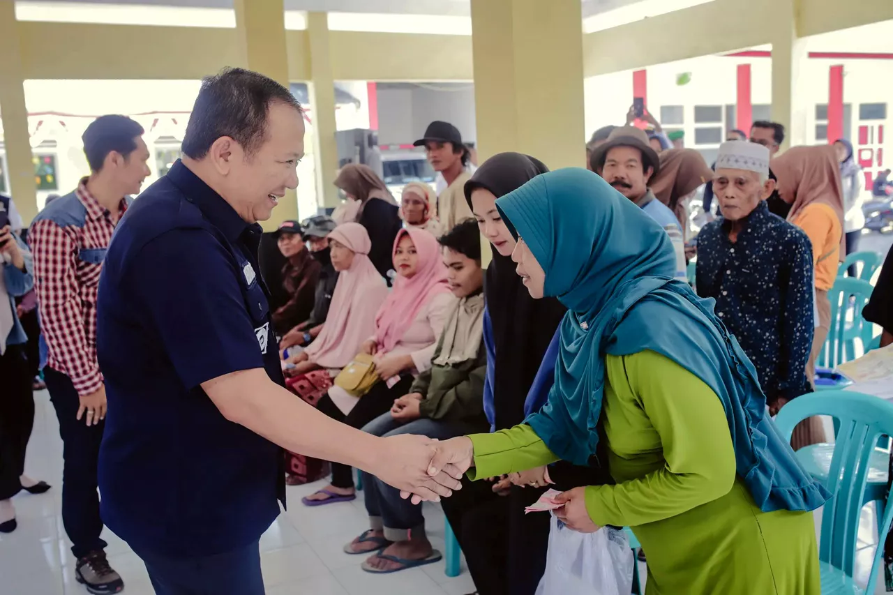 Bupati Hendy Bagikan DBHCHT dalam Bentuk BLT