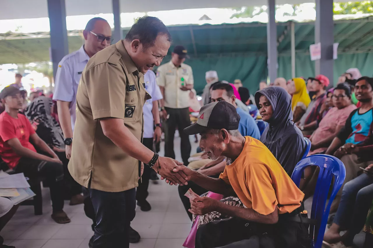 Bupati Hendy Kembali Salurkan BLT Cukai Hasil Tembakau pada Warga Miskin