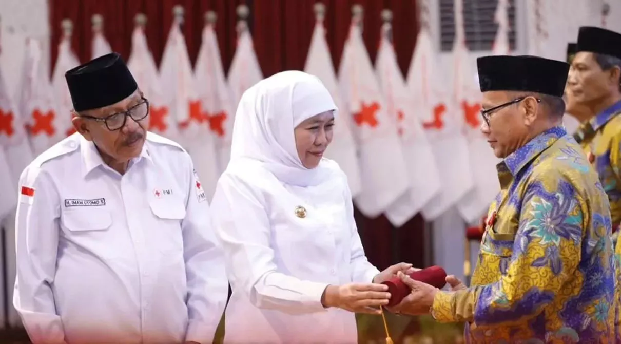 Gubernur Khofifah Memberikan Piagam Satya Lencana Donor Darah