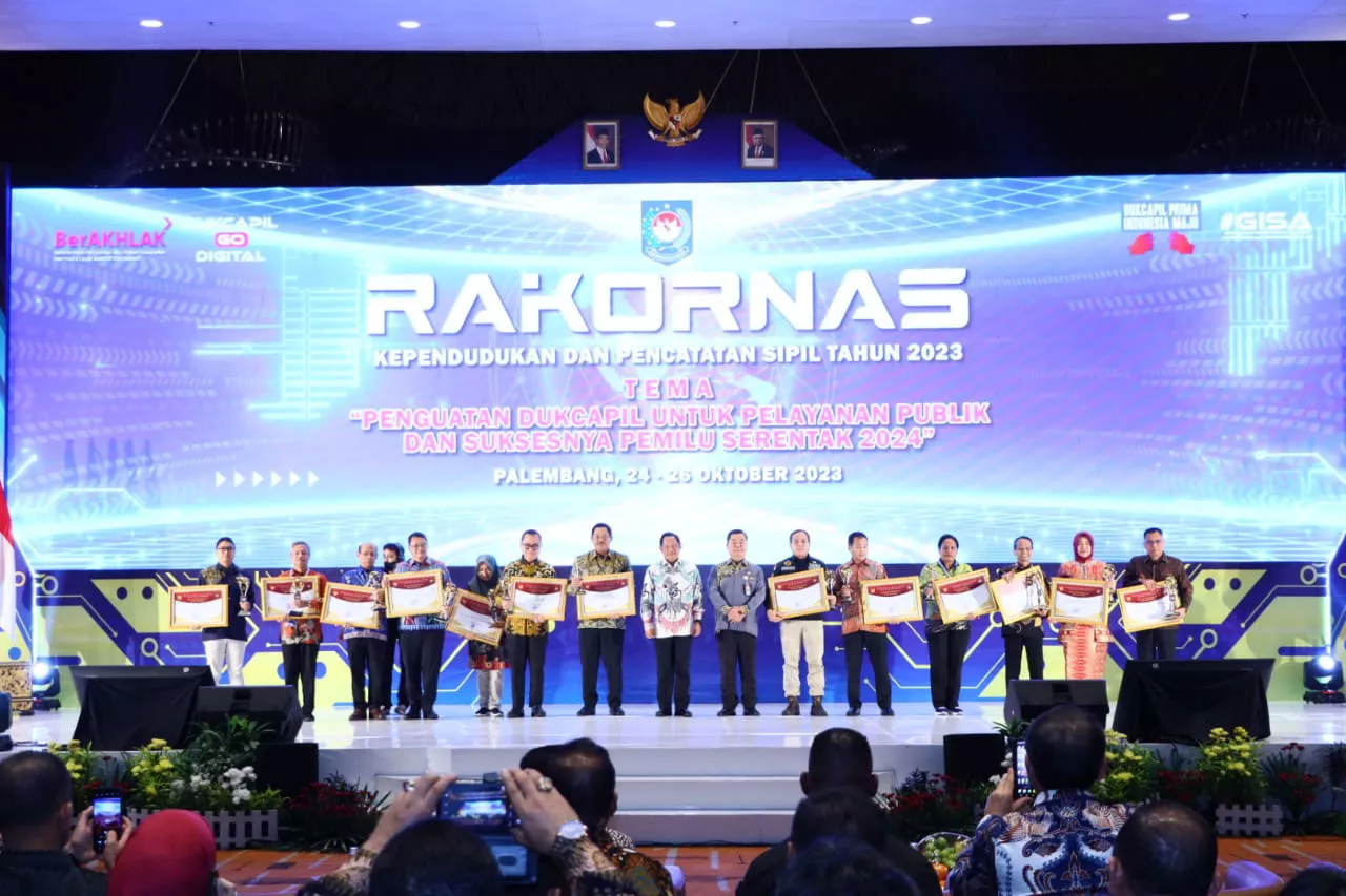 Dispendukcapil Kota Surabaya Raih Dukcapil Prima Award 2023