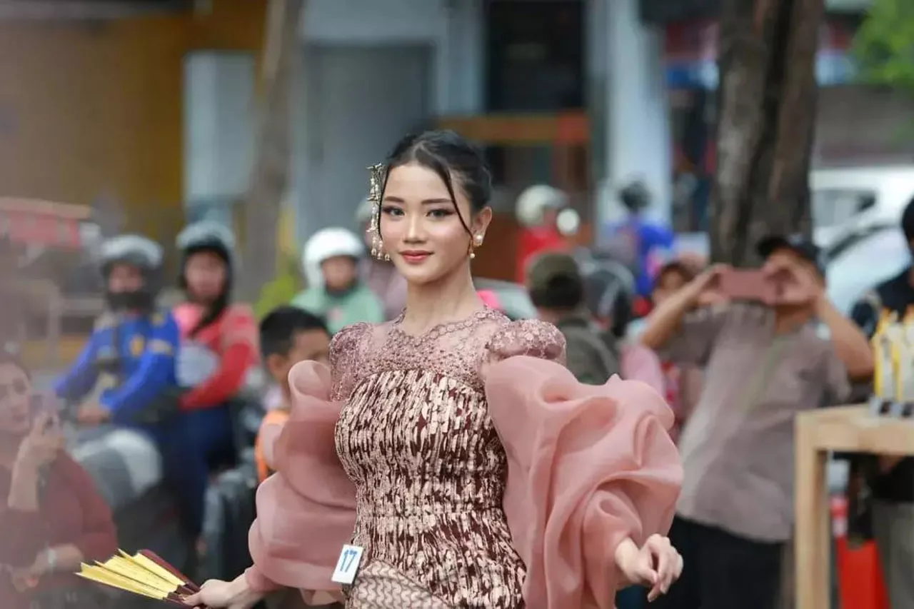 Ipuk Fiestiandani Perluas Jangkauan Pasar Batik Melalui Fashion On Pedestrian