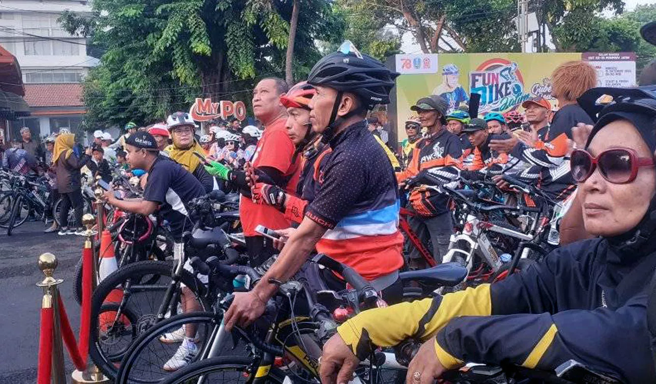 Emil Dardak Lepas Peserta Fun Bike di depan Gedung Negara Grahadi Surabaya
