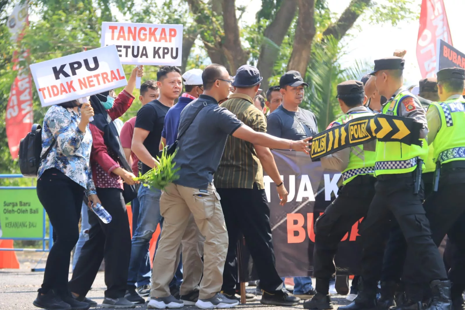 Hadiri Pelatihan Sispamkota, Bupati Tamba Harap pemilu lancar dan kondusif
