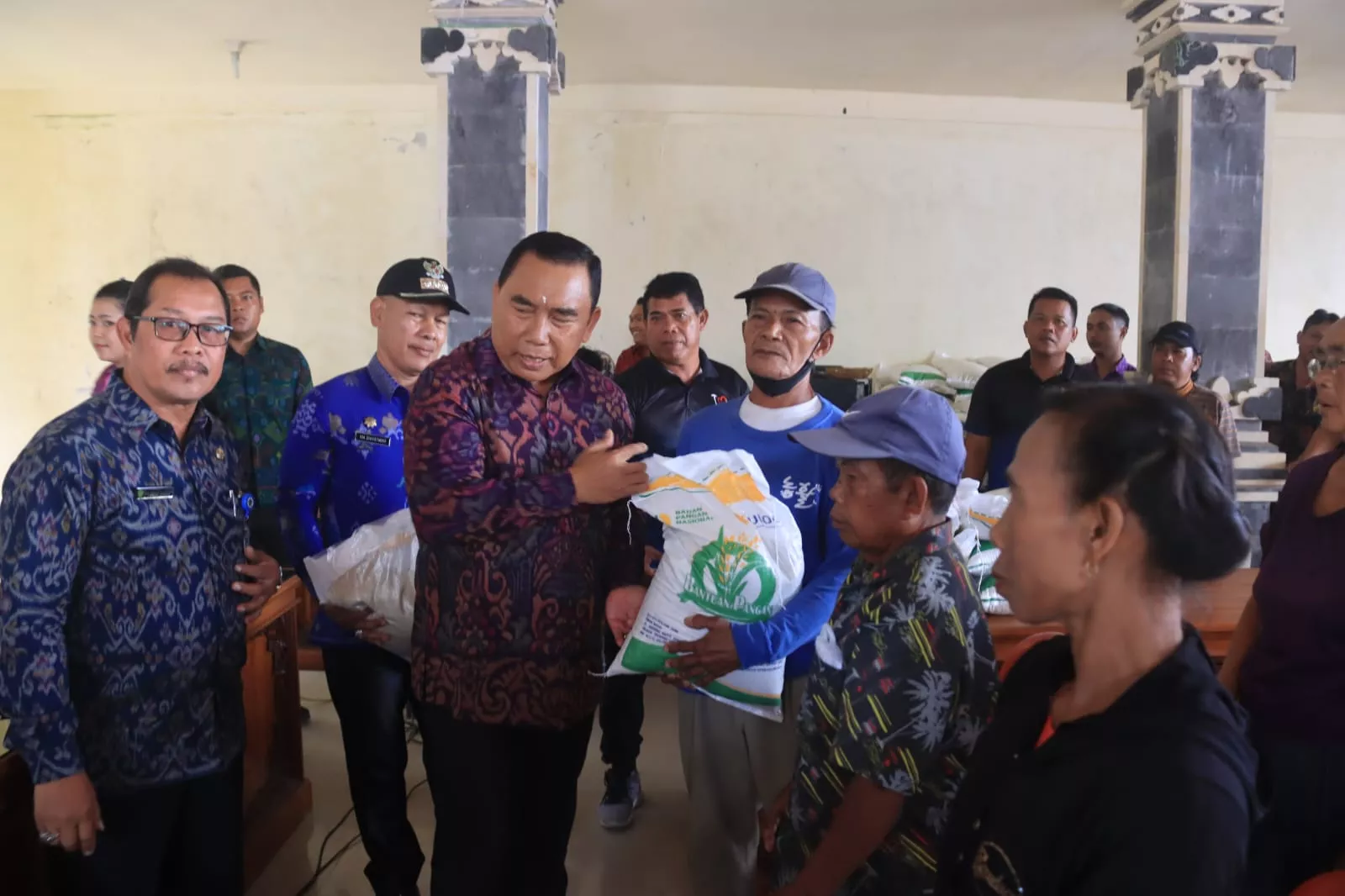Bupati Tamba Kembali Salurkan Bantuan Beras CPP Pemerintah Pusat Tahap II di Kecamatan Mendoyo