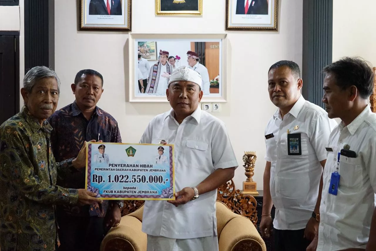 Bupati Tamba Serahkan Dana Hibah 1 Milyar Kepada FKUB Jembrana