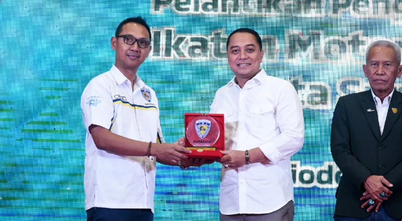 Eri Cahyadi Melantik Pengurus IMI Surabaya, Kolaborasi Cegah Balap Liar