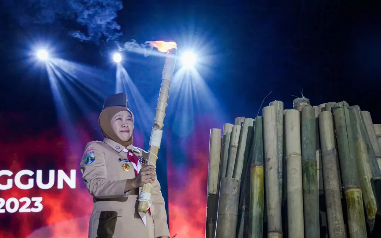 Membuka Jambore Jatim, Gubernur Khofifah Nyalakan Api Unggun