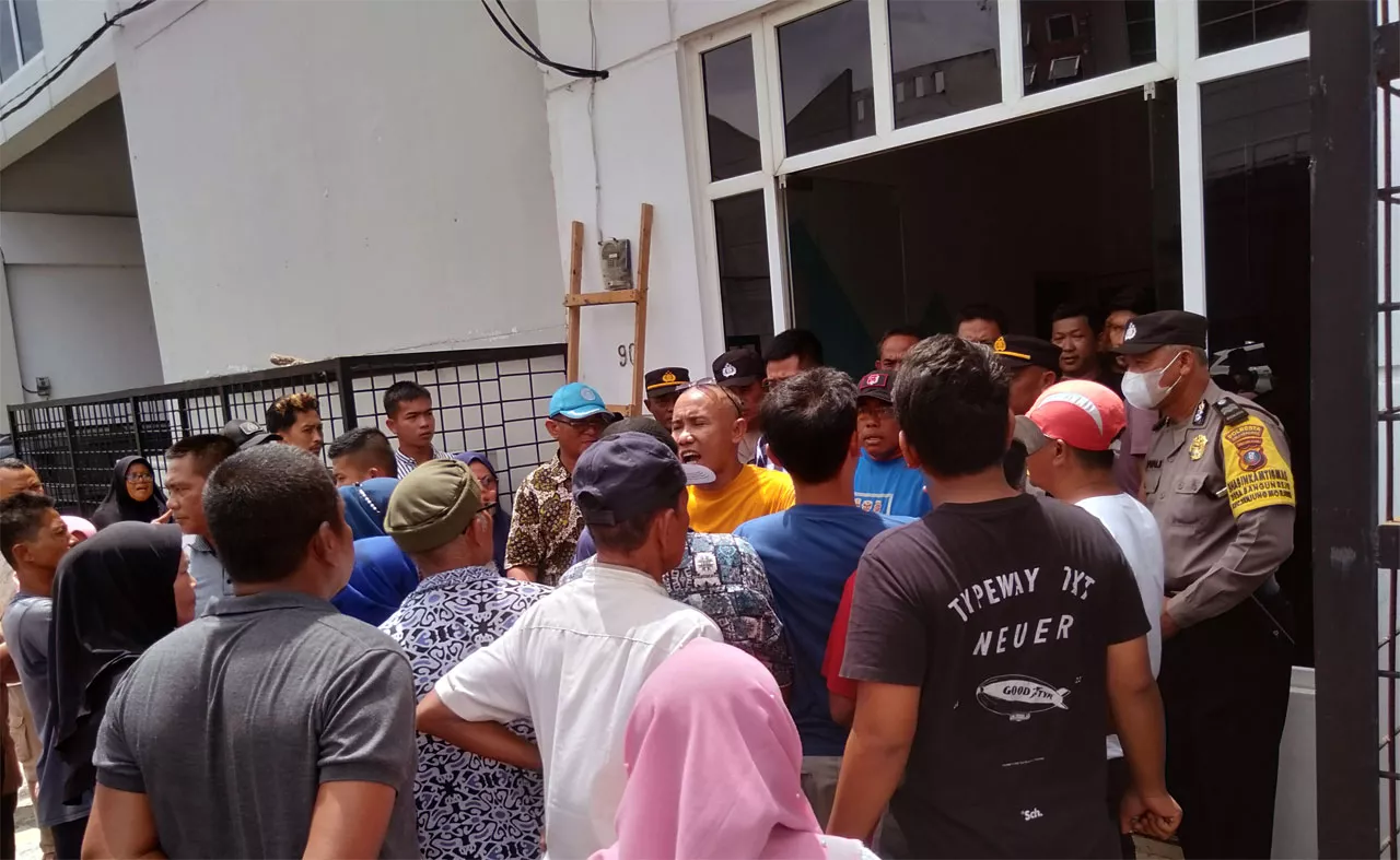 Puluhan Warga Tanjung Morawa Demo Jemaat Gereja Mawar Sharon