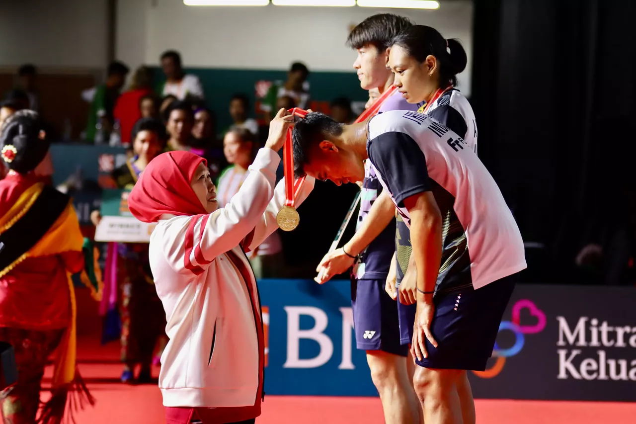 BNI Indonesia Master-Super 2023, Khofifah Kalungkan Medali