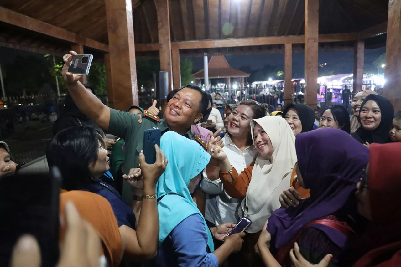 Pangdam V Brawijaya Mayjen TNI Farid Makruf Bagi-bagi Kaos di Lapangan Makodam