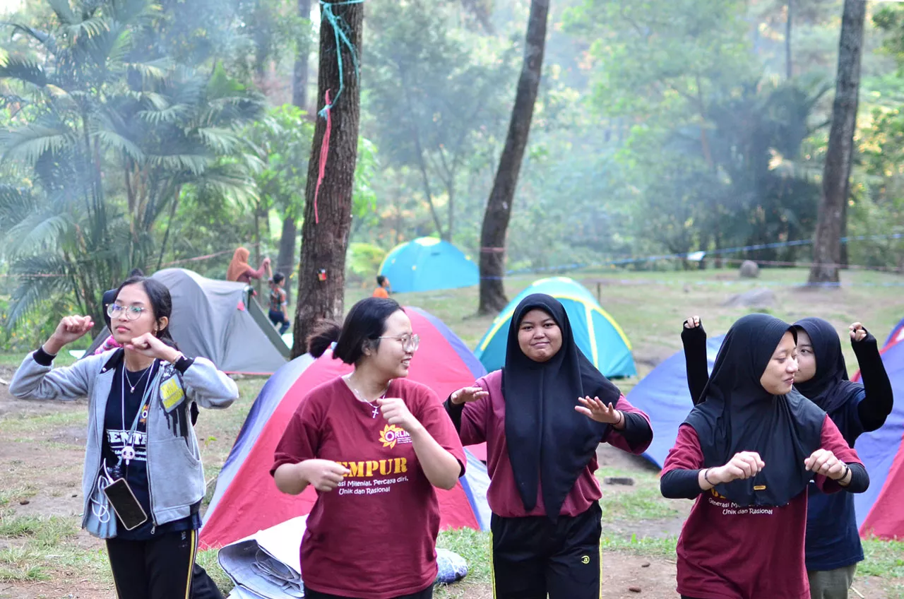 Mahasiswa FKIP Unitomo Gelar Orientasi Lingkungan di Bumi Perkemahan Dlundung