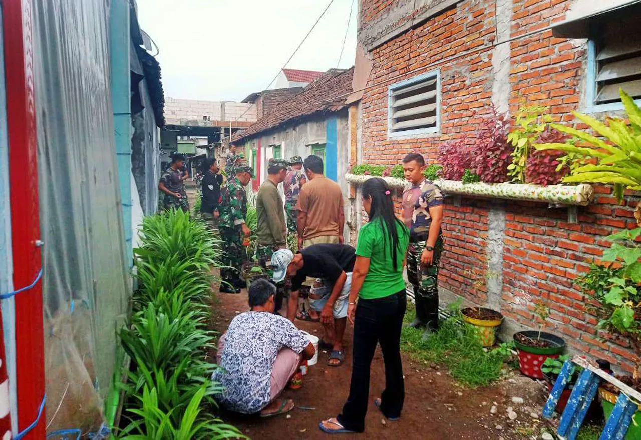 Belasan Personel Satuan Penerangan Kodam V Gelar Karya Bakti di Karang Pilang