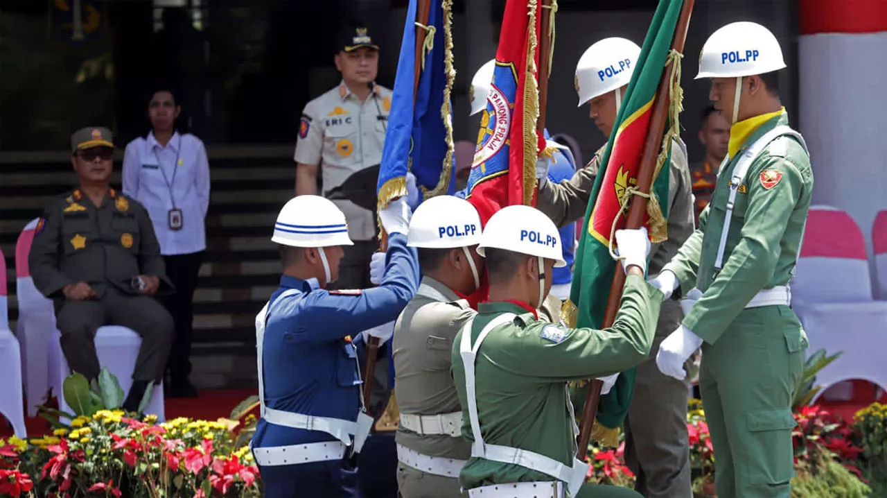 Eri Cahyadi Sambut Kirab Pataka Lambang Jawa Timur di Taman Surya