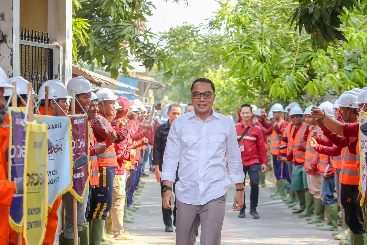 Eri Cahyadi meresmikan pompa Elveka Kebonsari dan SWK Karah