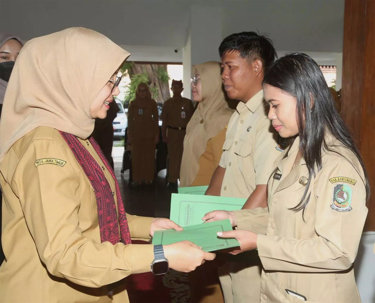 Ipuk Fiestiandani Serahkan 460 SK Jabatan Fungsional pada Guru dan Nakes
