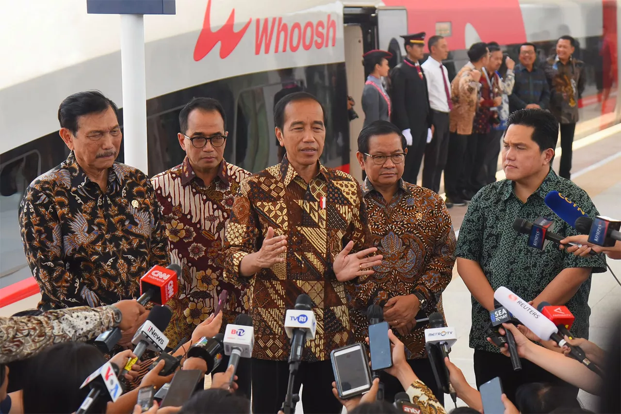 Presiden Jokowi Resmikan KCJB yang Diberinama WHOOSH