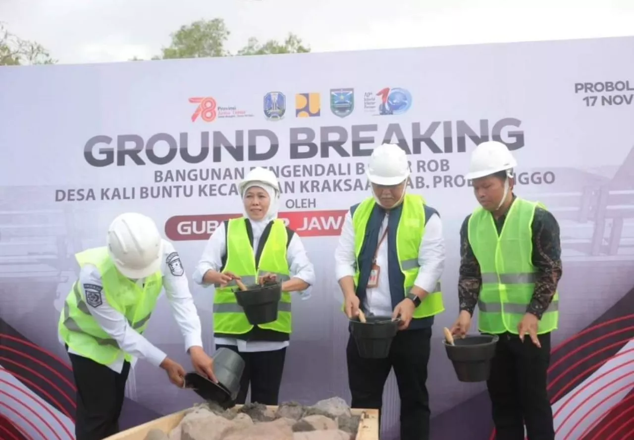 Khofifah Indar Parawansa Ground Breaking Pengendali Banjir di Desa Kalibuntu
