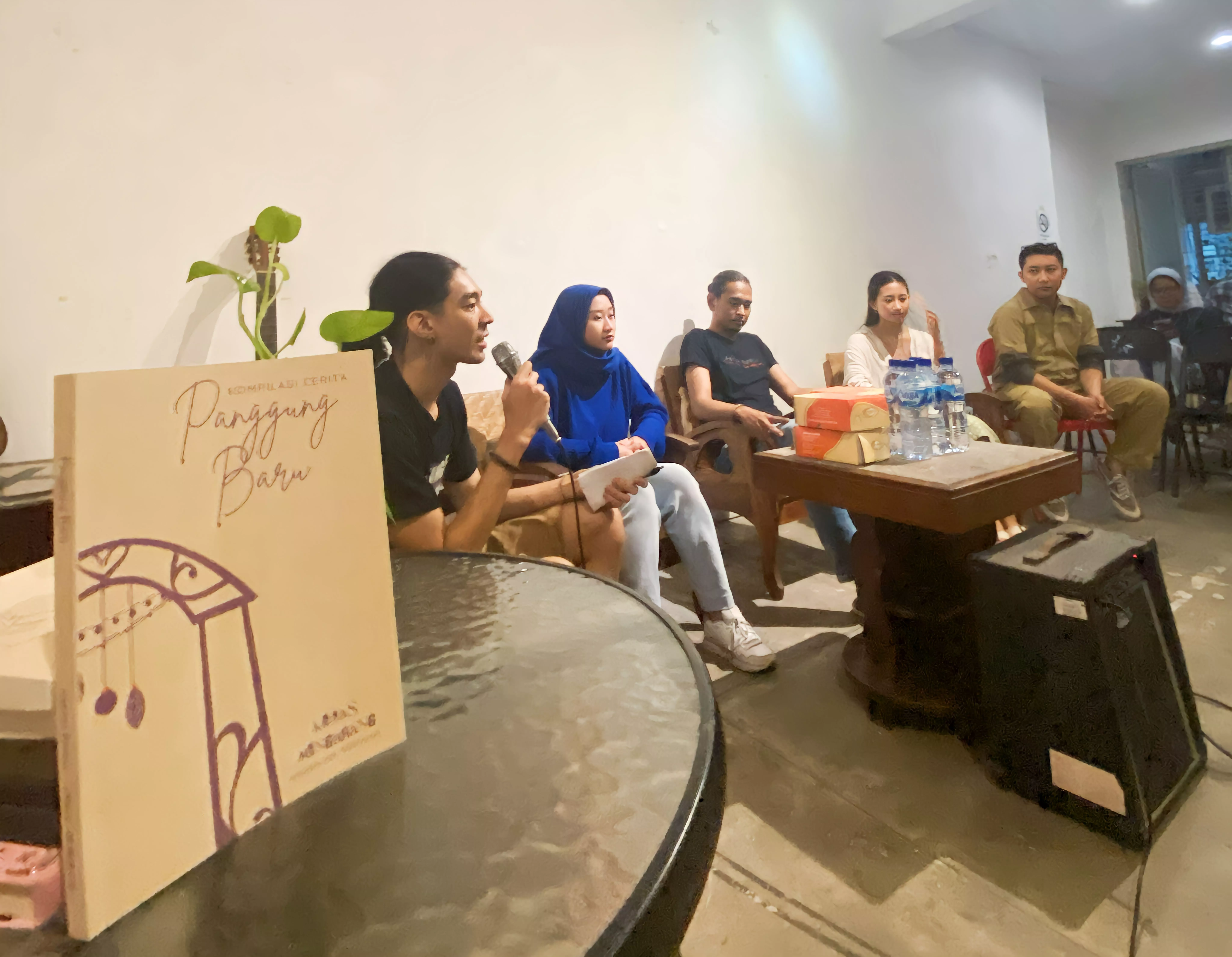Kelas Mengarang Luncurkan Buku 'Panggung Baru' di C2O Library & Collabtive Surabaya