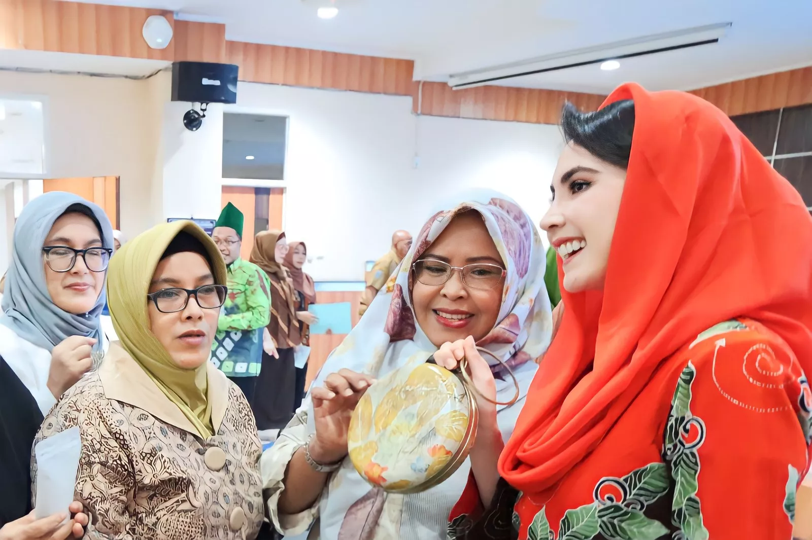 Pedagang UMKM Belajar TIK Bareng Arumi Bachsin dan Diskominfo Jatim