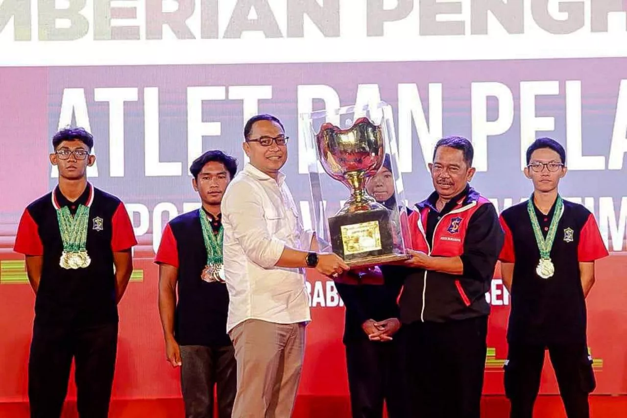 Wali Kota Surabaya Eri Cahyadi Serahkan Reward Puluhan Juta pada Atlet dan Pelatih Porprov