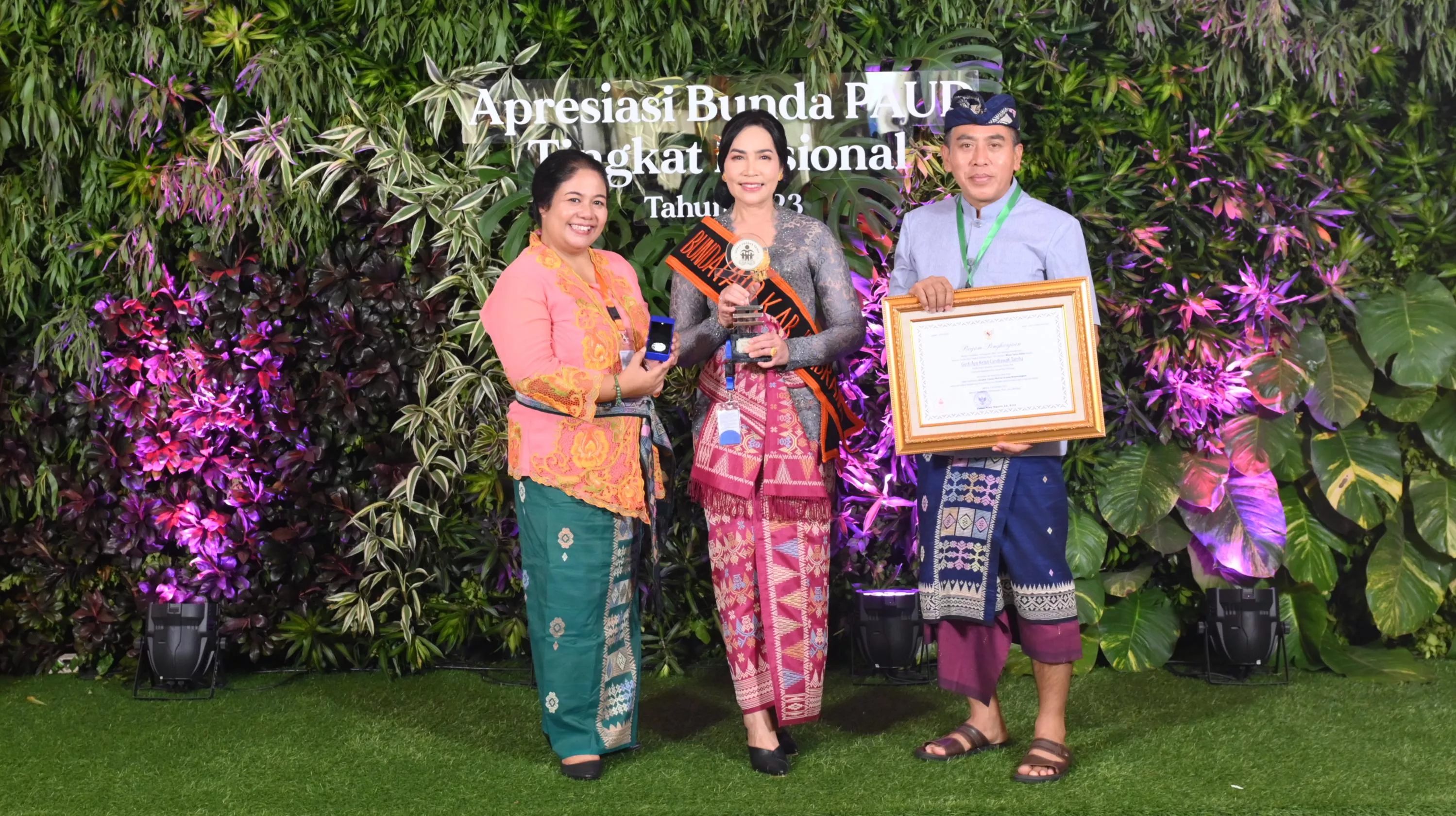 Membanggakan, Bunda Paud Jembrana Terima Penghargaan Wiyata Dharma Madya Tingkat Nasional