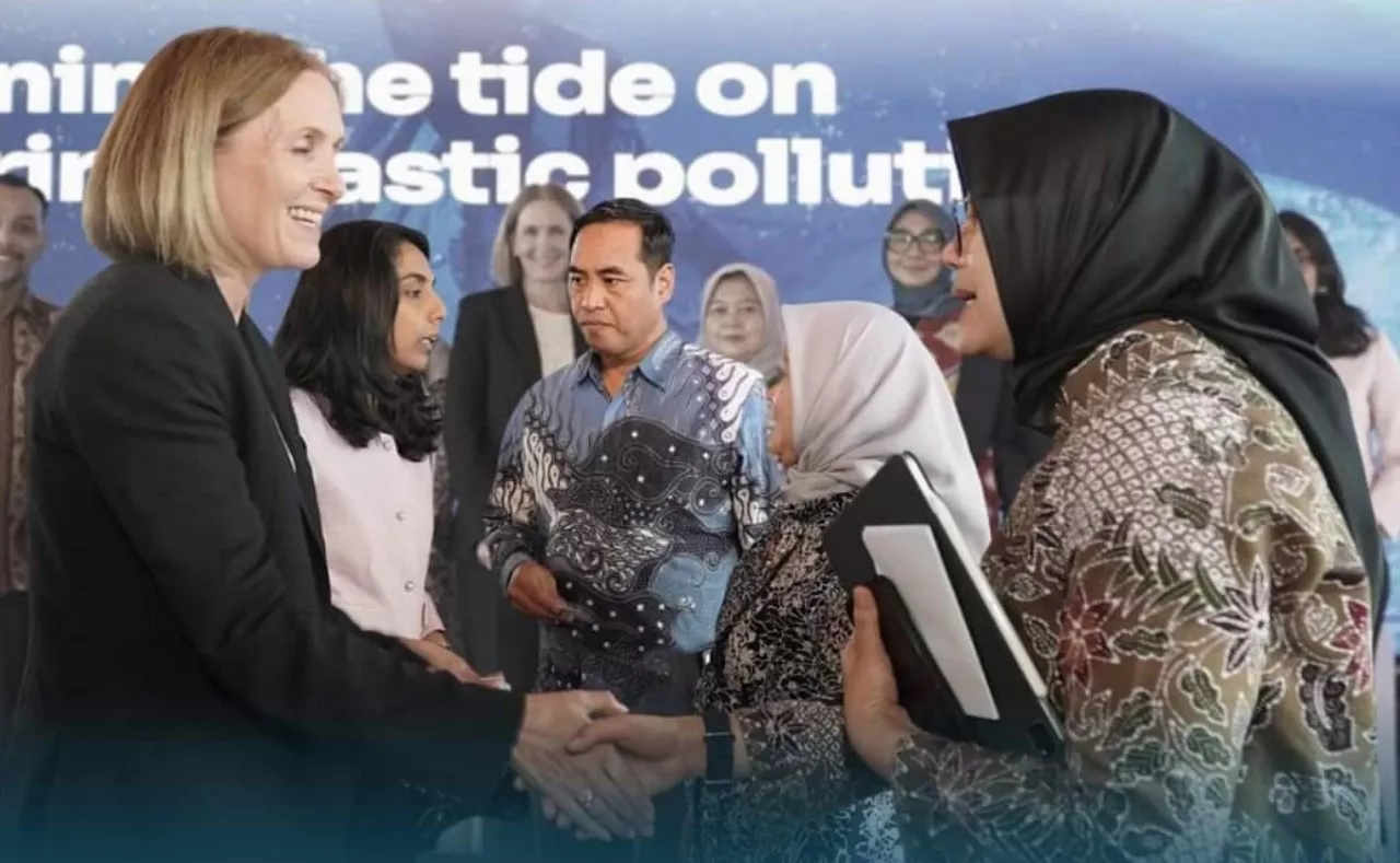 Rut Kruger Sebut Ipuk Fiestiandani Punya Komitmen Tangani Sampah Plastik di Banyuwangi