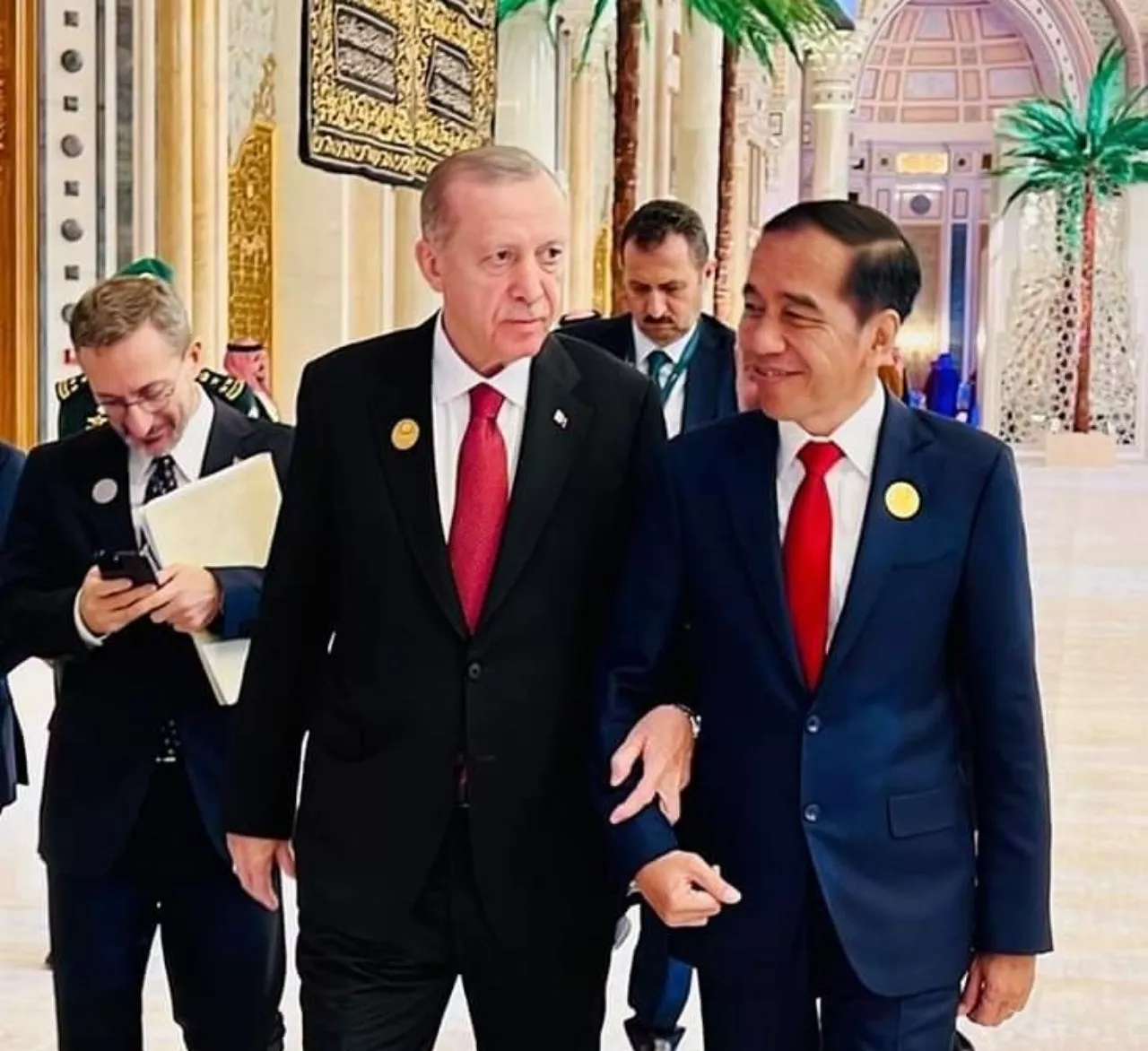 Jokowi dan Erdogan Bertemu di KTT OKI, Keduanya Berkometmen untuk Palestina Merdeka