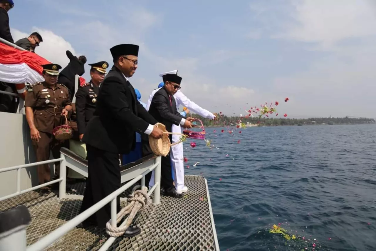 Hari Pahlawan, Banyuwangi Gelar Upacara Tabur Bunga dari KAL Rajegwesi II di Selat Bali