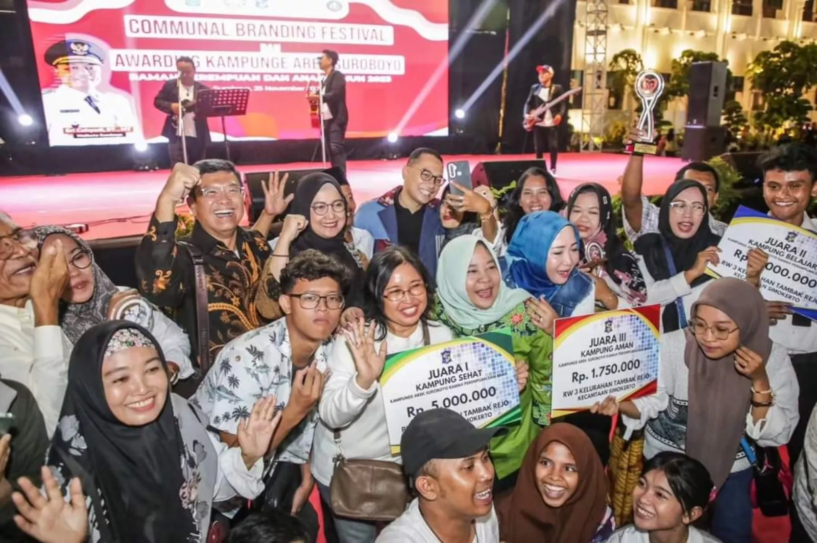 Eri Cahyadi Beri Penghargaan 19 Kampung Pemenang KAS-RPA 2023