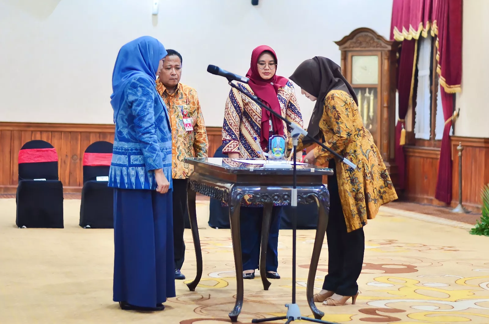 Khofifah Lantik 5 Anggota KI Provinsi Jatim, Minta Tancap Gas di Tengah Tahun Politik