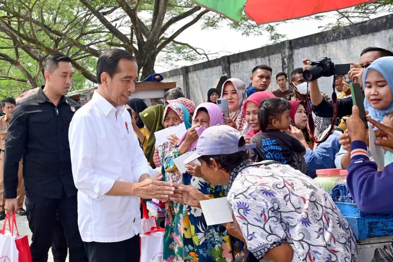 Presiden Jokowi Kembali Bagi-bagi Sembako ke Warga Purwakarta