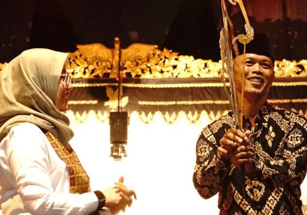 Ipuk Fiestiandani dan Warga Kalipait Banyuwangi Tasyakuran SK Biru dari Jokowi